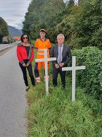 LH-Stv. Anton Lang und Verkehrssicherheitsexpertin Maria Knauer-Lukas mit einem Kollegen des STED. © Land Steiermark