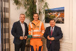 Landeshauptmann-Stellvertreter Anton Lang (l.) und Personallandesrat Werner Amon (r.) gratulierten Nico Reichart (M.) vom Straßenerhaltungsdienst zum Sieg beim Bundeslehrlingswettbewerb. © Land Steiermark/Resch; bei Quellenangabe honorarfrei