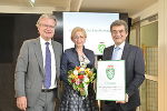 LH Christopher Drexler (l.) mit Eigentümer Florian Leebmann und Geschäftsführerin Michaela Krenn. © LandSteiermark/Fischer; bei Quellenangabe honorarfrei