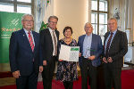 Franz Majcen (l.), Landeshauptmann Christopher Drexler (2.v.l.) und Landeshauptmann-Stellvertreter Anton Lang (r.) gratulierten Erich Mitterbäck - im Bild mit Gattin - zum Lebenswerk. © LandSteiermark/ Robert Frankl, bei Quellenangabe honorarfrei