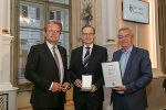 LH Christopher Drexler (l.) und LH-Stv. Anton Lang (r.) zeichneten Ärztekammerpräsident a.D. Herwig Lindner (M.) mit dem Großen Ehrenzeichen des Landes Steiermark aus. 