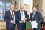 Bgm. a.D. Josef Doupona (M.) wurde von Landeshauptmann Christopher Drexler (l.) und Klubobmann Hannes Schwarz (r.) mit dem Großen Ehrenzeichen des Landes Steiermark ausgezeichnet.