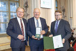 Bgm. a.D. Josef Doupona (M.) wurde von Landeshauptmann Christopher Drexler (l.) und Klubobmann Hannes Schwarz (r.) mit dem Großen Ehrenzeichen des Landes Steiermark ausgezeichnet. Bgm. a.D. Josef Doupona (M.) wurde von Landeshauptmann Christopher Drexler (l.) und Klubobmann Hannes Schwarz (r.) mit dem Großen Ehrenzeichen des Landes Steiermark ausgezeichnet.