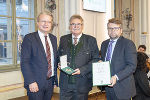 Bgm. a.D. Johann Fritz (M.) wurde von Landeshauptmann Christopher Drexler (l.) und Klubobmann Hannes Schwarz (r.) mit dem Großen Ehrenzeichen des Landes Steiermark ausgezeichnet.