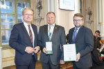 Bgm. a.D. Rudolf Rauch (M.) wurde von Landeshauptmann Christopher Drexler (l.) und Klubobmann Hannes Schwarz (r.) mit dem Großen Ehrenzeichen des Landes Steiermark ausgezeichnet.