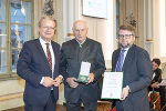 Bgm. a.D. Ernst Schnedlitz (M.) wurde von Landeshauptmann Christopher Drexler (l.) und Klubobmann Hannes Schwarz (r.) mit dem Großen Ehrenzeichen des Landes Steiermark ausgezeichnet.