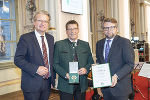 Bgm. a.D. Bernhard Spitzer (M.) wurde von Landeshauptmann Christopher Drexler (l.) und Klubobmann Hannes Schwarz (r.) mit dem Großen Ehrenzeichen des Landes Steiermark ausgezeichnet. Bgm. a.D. Bernhard Spitzer (M.) wurde von Landeshauptmann Christopher Drexler (l.) und Klubobmann Hannes Schwarz (r.) mit dem Großen Ehrenzeichen des Landes Steiermark ausgezeichnet.