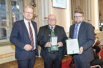 Bgm. a.D. Herbert Weinrauch (M.) wurde von Landeshauptmann Christopher Drexler (l.) und Klubobmann Hannes Schwarz (r.) mit dem Großen Ehrenzeichen des Landes Steiermark ausgezeichnet.