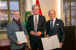 Würdigung umfangreicher Verdienste mit dem Professoren-Titel: Alfred Haidacher (l.) und Dieter Pochlatko (r.) mit LH Christopher Drexler (M.)