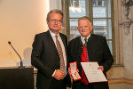 LH Christopher Drexler überreichte Landeskommandant a.D. Alois Fötsch das Goldene Verdienstzeichen der Republik Österreich. LH Christopher Drexler überreichte Landeskommandant a.D. Alois Fötsch das Goldene Verdienstzeichen der Republik Österreich.