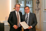 LH Christopher Drexler überreichte Günter Felsberger den Berufstitel „Regierungsrat“. LH Christopher Drexler überreichte Günter Felsberger den Berufstitel „Regierungsrat“.