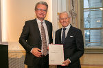 Dieter Pochlatko wurde von LH Christopher Drexler mit dem Berufstitel „Professor“ ausgezeichnet. © Alle Fotos: Land Steiermark/Robert Frankl; bei Quellenangabe honorarfrei Dieter Pochlatko wurde von LH Christopher Drexler mit dem Berufstitel „Professor“ ausgezeichnet.