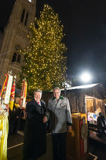 Bgm. Michael Ludwig (l.) und LH Christopher Drexler (r.) vor dem illuminierten steirischen Weihnachtsbaum auf dem Wiener Rathausplatz. © Harald Klemm; Verwendung bei Quellenangabe honorarfrei