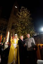 Bgm. Michael Ludwig und LH Christopher Drexler bei der Illuminierung des Weihnachtsbaums auf dem Wiener Rathausplatz. © Harald Klemm; Verwendung bei Quellenangabe honorarfrei Bgm. Michael Ludwig und LH Christopher Drexler bei der Illuminierung des Weihnachtsbaums auf dem Wiener Rathausplatz.