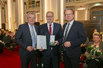 Ehrenzeichen-Verleihung: LH-Stv. Anton Lang, Horst Schachner und LH Christopher Drexler (v.l.) © Land Steiermark/Robert Frankl; Verwendung bei Quellenangabe honorarfrei Ehrenzeichen-Verleihung: LH-Stv. Anton Lang, Horst Schachner und LH Christopher Drexler (v.l.)