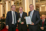 Verleihung der Ehrenzeichen des Landes Steiermark für Wissenschaft, Forschung und Kunst: LH Christopher Drexler, Berndt Luef und LH-Stv. Anton Lang (v.l.) © Land Steiermark/Robert Frankl; Verwendung bei Quellenangabe honorarfrei Verleihung der Ehrenzeichen des Landes Steiermark für Wissenschaft, Forschung und Kunst: LH Christopher Drexler, Berndt Luef und LH-Stv. Anton Lang (v.l.)