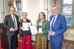 LH Christopher Drexler, Gertrud Kurz, Roswitha Fiedler, LH-Stv. Anton Lang (v.l.). © Fischer/ Land Steiermark LH Christopher Drexler, Gertrud Kurz, Roswitha Fiedler, LH-Stv. Anton Lang (v.l.).