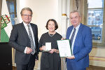 LH Christopher Drexler, Gertrud Kaltenbäck, LH-Stv. Anton Lang (v.l.). © Fischer/ Land Steiermark LH Christopher Drexler, Gertrud Kaltenbäck, LH-Stv. Anton Lang (v.l.).