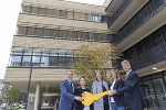Symbolische Schlüsselübergabe zum neuen Data House am Campus der TU Graz: (v.l.) Hans-Peter Weiss (CEO der Bundesimmobiliengesellschaft BIG), Stefanie Lindstaedt (Institutsleiterin an der TU Graz und Geschäftsführerin des Know Center,) Wirtschafts- und Wissenschaftslandesrätin Barbara Eibinger-Miedl, smaxtec-Gesellschafterin und Start-up-Investorin Kathrin Zenker und Rektor Harald Kainz. © TU Graz/Lunghammer Symbolische Schlüsselübergabe zum neuen Data House am Campus der TU Graz: (v.l.) Hans-Peter Weiss (CEO der Bundesimmobiliengesellschaft BIG), Stefanie Lindstaedt (Institutsleiterin an der TU Graz und Geschäftsführerin des Know Center,) Wirtschafts- und Wissenschaftslandesrätin Barbara Eibinger-Miedl, smaxtec-Gesellschafterin und Start-up-Investorin Kathrin Zenker und Rektor Harald Kainz.