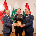 Botschafter Andor Nagy, LH Christopher Drexler und Honorarkonsul Rudi Roth (v.l.) mit dem Ferenc Puskás-Fußball in der Grazer Burg.