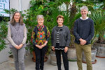 Karin Hochegger (Blühstreifen-Projekt Liezen), „Silberdistel“-Stifterin Marianne Graf, LR Ursula Lackner und Bernhard Remich von der Naturschutzakademie Steiermark (v.l.). © Land Steiermark/ Purgstaller