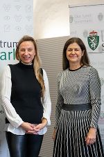 Soziallandesrätin Doris Kampus (r.) und Gesundheitslandesrätin Juliane Bogner-Strauß: Das Seniorenbarometer 2022 ist die Grundlage für ein Maßnahmenpaket für die ältere Generation in der Steiermark.