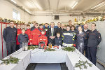 Weihnachtsbesuch: LH Christopher Drexler und Bischof Wilhelm Krautwaschl bei der Freiwilligen Feuerwehr Graz.