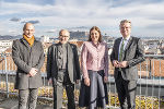 Weihnachtsbesuch bei der Arche 38: Caritas-Abteilungsleiter Michael Lintner, Bischof Wilhelm Krautwaschl, Caritas-Direktorin Nora Tödtling-Musenbichler und LH Christopher Drexler (v.l.).