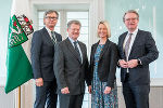 Neujahrsempfang: LH Christopher Drexler (r.) und BH Andreas Weitlaner (Graz-Umgebung, l.) mit den beiden neuesten Bezirkshauptleuten der Steiermark, Heinz Schwarzbeck (Weiz) und Kerstin Raith-Schweighofer (Hartberg-Fürstenfeld).