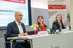 AMS-Geschäftsführer Karl-Heinz Snobe, Soziallandesrätin Doris Kampus und Wirtschaftslandesrätin Barbara Eibinger-Miedl (v.l.) bei der Pressekonferenz im Medienzentrum Steiermark.