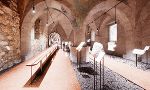 Siegerprojekt im Architekturwettbewerb: Visualisierung der revitalisierten gotischen Einsäulenhalle als Ausstellungsraum.