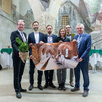 Die Landesspitze mit den Siegern des Architekturwettbewerbs zur Revitalisierung der Grazer Burg: LH Christopher Drexler, Valentin Spiegel-Scheinost, Tobias Brown, Lisa Enzenhofer, Bernhard König und LH-Stv. Anton Lang (v.l.).