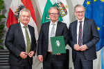 Vertragsunterzeichnung in der Grazer Burg: LH-Stv. Anton Lang, LH Christopher Drexler und Hilko Schomerus (Managing Director von Macquarie Asset Management) (v.l.) © Bilder: Land Steiermark/Robert Binder; Verwendung bei Quellenangabe honorarfrei