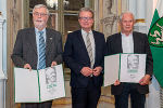 Großer Josef Krainer-Preis 2023: LH Christopher Drexler mit Helmut Konrad (li.) und Helmut Marko (r.) © Land Steiermark/ Binder Großer Josef Krainer-Preis 2023: LH Christopher Drexler mit Helmut Konrad (li.) und Helmut Marko (r.)