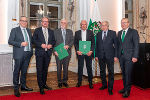 Großer Josef Krainer-Preis 2023: Clemens Jaufer, LH Christopher Drexler, Helmut Konrad, Helmut Marko, Gedenkwerk-Obmann Gerald Schöpfer, Gedenkwerk-Geschäftsführer Klaus Poier (v.l.) © Land Steiermark/ Binder Großer Josef Krainer-Preis 2023: Clemens Jaufer, LH Christopher Drexler, Helmut Konrad, Helmut Marko, Gedenkwerk-Obmann Gerald Schöpfer, Gedenkwerk-Geschäftsführer Klaus Poier (v.l.)