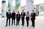 Präsentation des mobilen Pavillons der STEIERMARK SCHAU 2023 am Wiener Heldenplatz, Alexander Kada (Idee und Konzept mobiler Pavillon), Gerhard Mitterberger (Architekt mobiler Pavillon), Landesrätin Ursula Lackner, Landeshauptmann Christopher Drexler, Astrid Kury (Kuratorin mobiler Pavillon) und Marko Mele (wissenschaftlicher Direktor, Universalmuseum Joanneum), v.l. © Universalmuseum Joanneum/J.J. Kucek Präsentation des mobilen Pavillons der STEIERMARK SCHAU 2023 am Wiener Heldenplatz, Alexander Kada (Idee und Konzept mobiler Pavillon), Gerhard Mitterberger (Architekt mobiler Pavillon), Landesrätin Ursula Lackner, Landeshauptmann Christopher Drexler, Astrid Kury (Kuratorin mobiler Pavillon) und Marko Mele (wissenschaftlicher Direktor, Universalmuseum Joanneum), v.l.