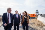 Landeshauptmann Christopher Drexler führte die Delegation durch die Baustelle in Feldkirchen bei Graz.