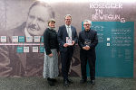 Bibliotheksleiterin Katharina Kocher-Lichem, Landeshauptmann Christopher Drexler und der steirische Schauspieler Johannes Silberschneider (v.l.) eröffneten die Ausstellung „Rosegger in Bewegung″. © Land Steiermark/Binder; bei Quellenangabe honorarfrei