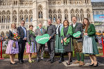 Narzissenkönigin Lisa, Bundesminister Martin Polaschek, Landtagspräsidentin Manuela Khom, Wiens Bürgermeister Michael Ludwig, Landeshauptmann Christopher Drexler, Landesrätin Barbara Eibinger-Miedl, Landesrätin Doris Kampus, Tourismus-Geschäftsführer Michael Feiertag, Weinhoheit Marlene