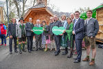 Bürgermeister Michael Ludwig, Landtagspräsidentin Manuela Khom, Landeshauptmann Christopher Drexler, Landesrätin Barbara Eibinger-Miedl, Landesrätin Doris Kampus, Bundesminister Martin Polaschek mit Vertretern der Tourismusregion Schladming-Dachstein vor dem „Friedenskircherl“