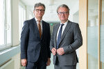 BH Andreas Weitlaner (l.) begrüßte LH Christopher Drexler (r.) in der BH Graz-Umgebung. © Land Steiermark/Robert Binder; Verwendung bei Quellenangabe honorarfrei BH Andreas Weitlaner (l.) begrüßte LH Christopher Drexler (r.) in der BH Graz-Umgebung.