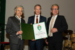 Landeshauptmann Christopher Drexler (r.) überreichte Geschäftsführer Christian Wohlmuth und Aufsichtsratsvorsitzendem Bgm. Fritz Kratzer (v.l.) von den Stadtwerken Kapfenberg das steirische Landeswappen. © Stadtwerke Kapfenberg; bei Quellenangabe honorarfrei