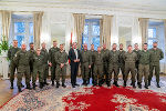 LH Christopher Drexler und Militärkommandant Heinz Zöllner mit den 16 geehrten AFDRU-Mitgliedern im Weißen Saal der Grazer Burg. © Land Steiermark/Robert Binder; Verwendung bei Quellenangabe honorarfrei