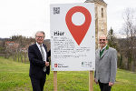 LH Christopher Drexler und Bgm. Josef Birnstingl am künftigen Standort des Hanns Koren-Denkmals vor der Alten Kirche in Sankt Bartholomä