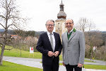 LH Christopher Drexler und Bgm. Josef Birnstingl vor der Alten Kirche in Sankt Bartholomä