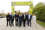 Gerhard Mitterberger (Architekt mobiler Pavillon), Marko Mele (wissenschaftlicher Direktor UMJ), Josef Schrammel (kaufmännischer Direktor UMJ), Alexia Getzinger (interimistische Geschäftsführerin der Tierwelt Herberstein), Alexander Kada (Idee und Konzept mobiler Pavillon), Landeshauptmann Christopher Drexler, Wolfgang Paill (Gesamtkonzept Haus der Biodiversität), Landeshauptmann-Stellvertreter Anton Lang, Astrid Kury (Kuratorin mobiler Pavillon) (v.l.) © Universalmuseum Joanneum / J.J. Kucek Gerhard Mitterberger (Architekt mobiler Pavillon), Marko Mele (wissenschaftlicher Direktor UMJ), Josef Schrammel (kaufmännischer Direktor UMJ), Alexia Getzinger (interimistische Geschäftsführerin der Tierwelt Herberstein), Alexander Kada (Idee und Konzept mobiler Pavillon), Landeshauptmann Christopher Drexler, Wolfgang Paill (Gesamtkonzept Haus der Biodiversität), Landeshauptmann-Stellvertreter Anton Lang, Astrid Kury (Kuratorin mobiler Pavillon) (v.l.)