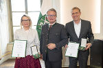 Landeshauptmann Christopher Drexler (M.) zeichnete die steirische Schriftstellerin Claudia Rossbacher (l.) und Sportunion Steiermark-Geschäftsführer Markus Pichler (r.) mit dem Goldenen Ehrenzeichen des Landes Steiermark aus.