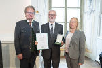 Landeshauptmann Christopher Drexler (l.) und Nationalratsabgeordnete Verena Nussbaum (r.) überreichten Domkapellmeister Josef Döller (M.) das Goldene Ehrenzeichen des Landes Steiermark.