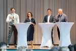 Ortskernkoordinator Stefan Spindler, Moderatorin Elisabeth Leitner, Bürgermeister Mario Abl und Bürgermeister Karl Lautner im Gespräch.