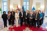 LH Christopher Drexler und LR Werner Amon mit der Delegation des „International Ombudsman Instituts“ im Weißen Saal der Grazer Burg.